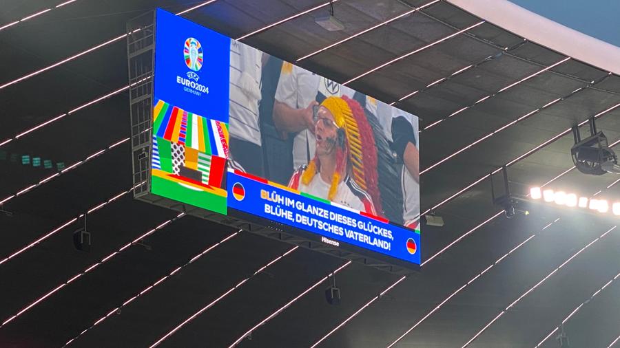 Imnul Germaniei, dar și al Scoției a fost intonat de fani ca la karaoke FOTO: Andrei Crăițoiu Au băut mai multă bere decât apă » 10 detalii observate de reporterul GSP la Germania - Scoția: covrigul fermecat + ai fumat, te-au amendat!