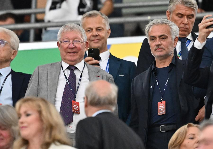 Sir Alex Ferguson alături de Jose Mourinho la meciul de deschidere al Euro FOTO: Imago Au băut mai multă bere decât apă » 10 detalii observate de reporterul GSP la Germania - Scoția: covrigul fermecat + ai fumat, te-au amendat!