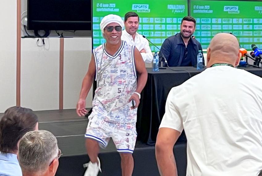 Ronaldinho s-a ridicat în timpul conferinței pentru a-l îmbrățișa pe compatriotul Adriano. Foto: David Istrate (GSP)