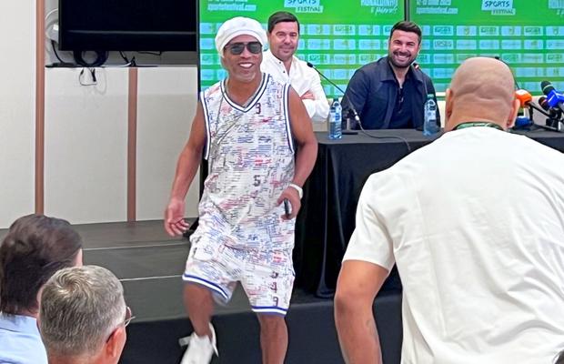 „Vrăjitorul” sfios a „topit” Clujul » După 24 de ore în România, Ronaldinho și-a spus primele impresii și a răspuns la întrebarea GSP: „Nici în cel mai îndrăzneț vis nu mă gândeam!”