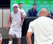 Ronaldinho s-a ridicat în timpul conferinței pentru a-l îmbrățișa pe compatriotul Adriano. Foto: David Istrate (GSP)