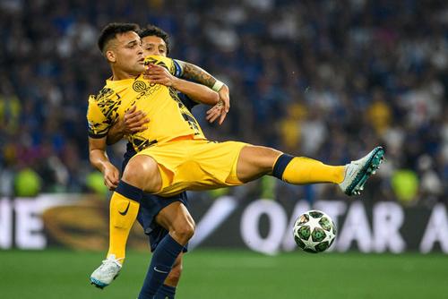 Duel inegal între căpitanii lui PSG și Inter în finala Ligii Campionilor, în care Marquinhos l-a luat pe sus pe Lautaro Martinez / Foto: Imago
