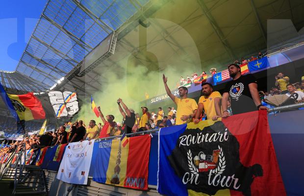 Au „colorat” stadionul din Bratislava! Ultrașii de la „Uniți sub tricolor”, show cu zeci de fumigene la meciul cu Spania