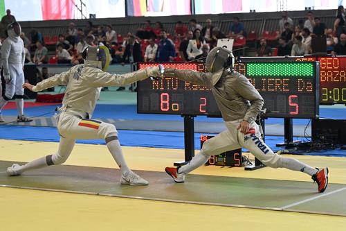 Radu Nițu (stânga), în duel cu italianul Dario Cavaliere, la CE de scrimă de la Genova Foto: Facebook / European Fencing Confederation