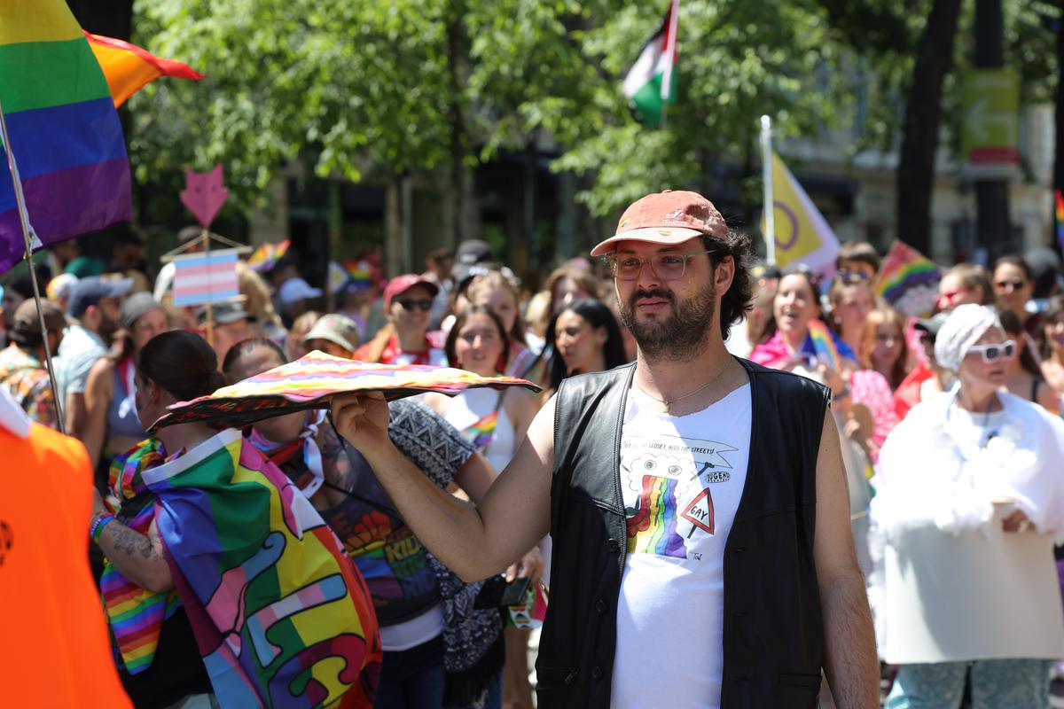 Gigi, unde e agheasma? Am asistat la Pride Vienna, unde am văzut oameni-câini, bărbați acoperiți doar cu... o șosetă, copii și mii de oameni în vestimentații excentrice