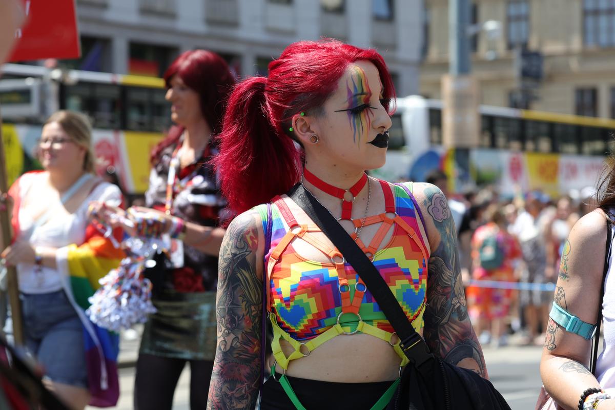 Gigi, unde e agheasma? Am asistat la Pride Vienna, unde am văzut oameni-câini, bărbați acoperiți doar cu... o șosetă, copii și mii de oameni în vestimentații excentrice