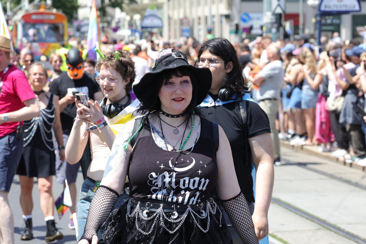 Gigi, unde e agheasma? Am asistat la Pride Vienna, unde am văzut oameni-câini, bărbați acoperiți doar cu... o șosetă, copii și mii de oameni în vestimentații excentrice