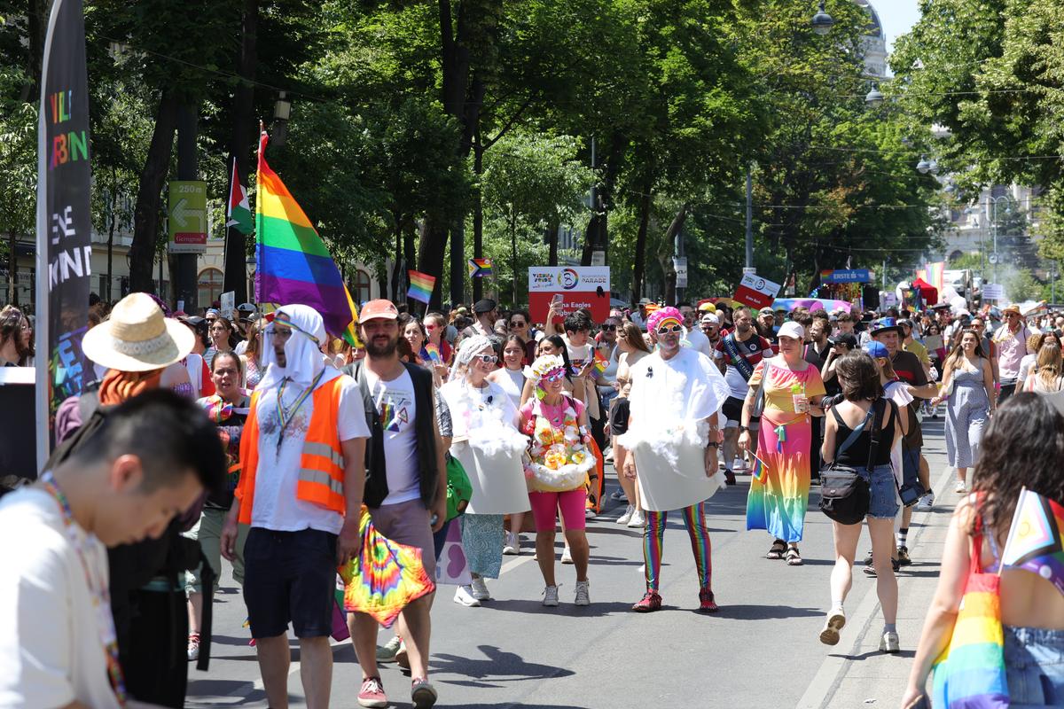 Gigi, unde e agheasma? Am asistat la Pride Vienna, unde am văzut oameni-câini, bărbați acoperiți doar cu... o șosetă, copii și mii de oameni în vestimentații excentrice