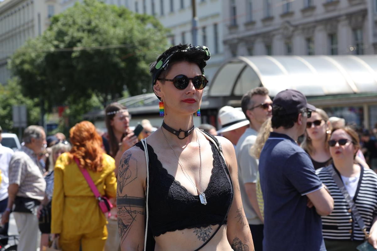 Gigi, unde e agheasma? Am asistat la Pride Vienna, unde am văzut oameni-câini, bărbați acoperiți doar cu... o șosetă, copii și mii de oameni în vestimentații excentrice