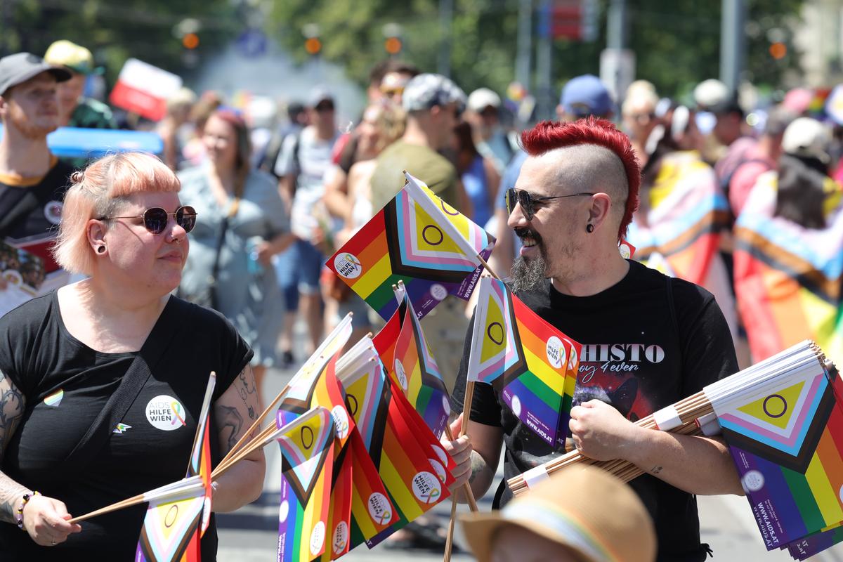Gigi, unde e agheasma? Am asistat la Pride Vienna, unde am văzut oameni-câini, bărbați acoperiți doar cu... o șosetă, copii și mii de oameni în vestimentații excentrice