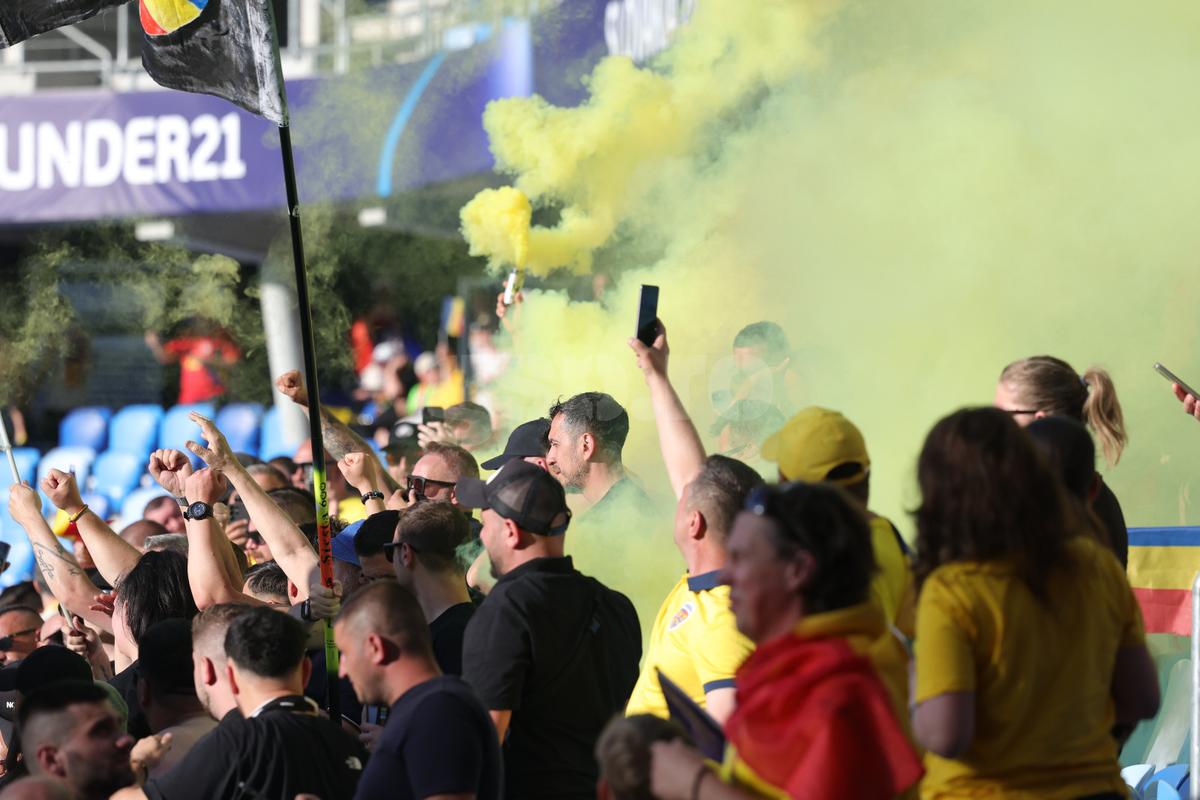 Au „colorat” stadionul din Bratislava! Ultrașii de la „Uniți sub tricolor”, show cu zeci de fumigene la meciul cu Spania