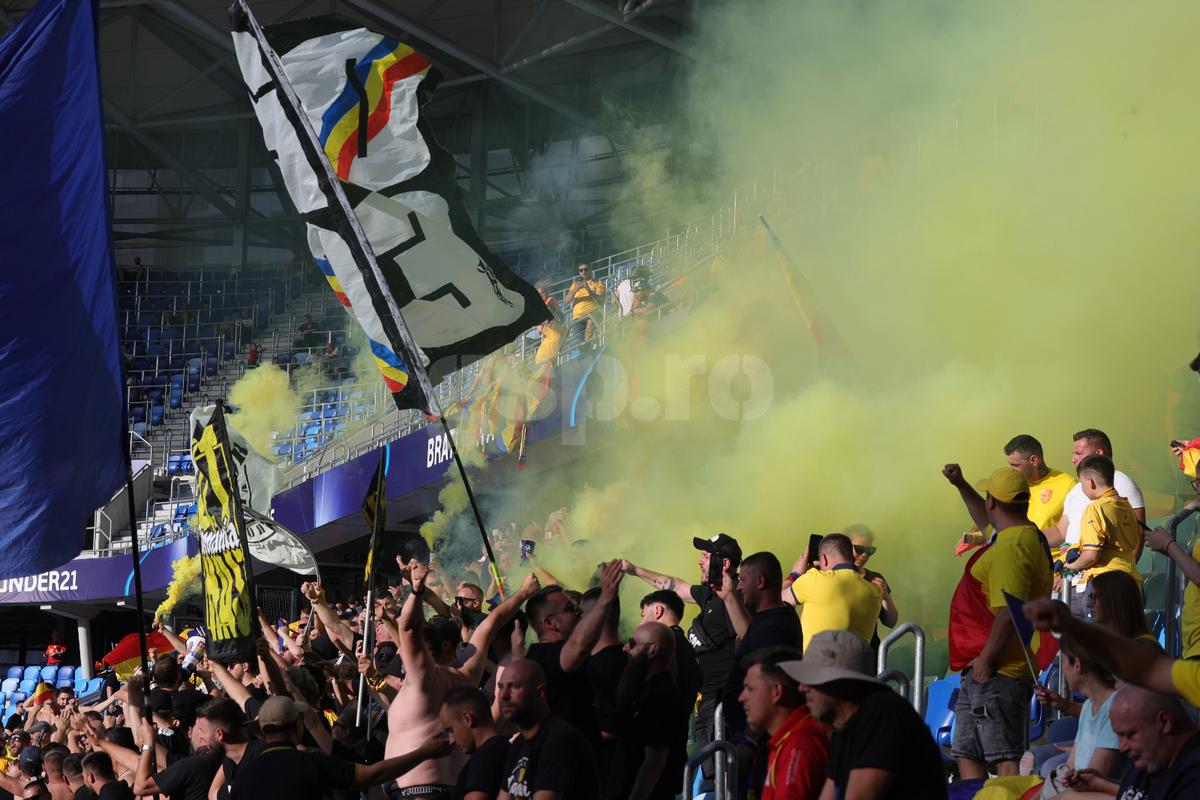 Fumigene aprinse de ultrașii de la Uniți sub tricolor la meciul Spania - România, de la Euro U21