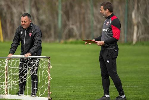 Zeljko Kopic, nevoi să-l schimbe pe Perica în prima repriză a amicalului cu Petrolul/ foto: Facebook @Dinamo București