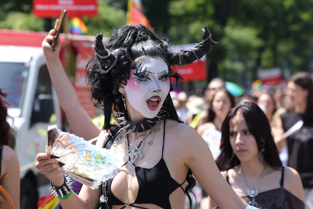 Gigi, unde e agheasma? Am asistat la Pride Vienna, unde am văzut oameni-câini, bărbați acoperiți doar cu... o șosetă, copii și mii de oameni în vestimentații excentrice