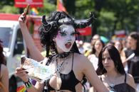 Gigi, unde e agheasma? Am asistat la Pride Vienna, unde am văzut oameni-câini, bărbați acoperiți doar cu... o șosetă, copii și mii de oameni în vestimentații excentrice