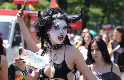 Gigi, unde e agheasma? Am asistat la Pride Vienna, unde am văzut oameni-câini, bărbați acoperiți doar cu... o șosetă, copii și mii de oameni în vestimentații excentrice