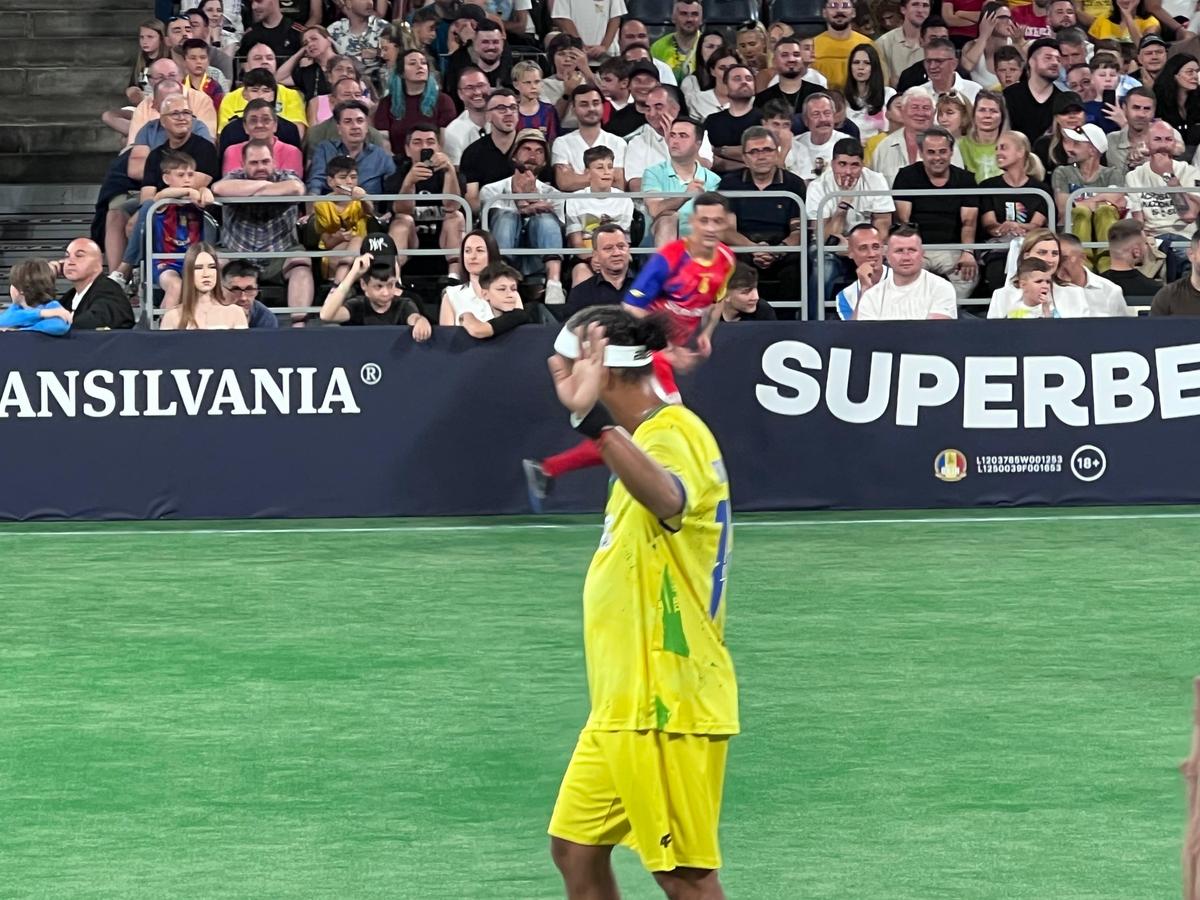 „Invitați-mă înapoi!” » La câteva ore după ce a jucat cu Adriano, Mutu și Sneijder la Cluj, Ronaldinho i-a descris pe români în 6 cuvinte