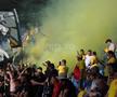 Fumigene aprinse de ultrașii de la Uniți sub tricolor la meciul Spania - România, de la Euro U21. Foto: Ionuț Iordache (GSP.RO)