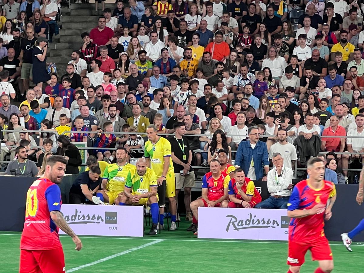 „Invitați-mă înapoi!” » La câteva ore după ce a jucat cu Adriano, Mutu și Sneijder la Cluj, Ronaldinho i-a descris pe români în 6 cuvinte