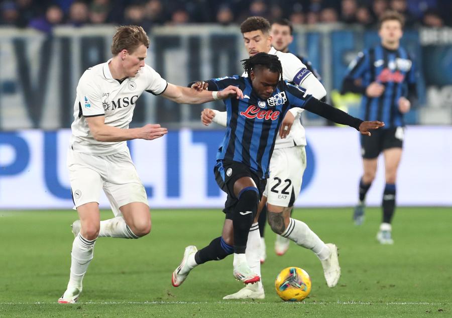 Ademola Lookman, într-un duel Atalanta - Napoli (sezonul 2024/2025) // FOTO: Getty Images După transferul lui De Bruyne, Napoli are în vizor un nou superstar
