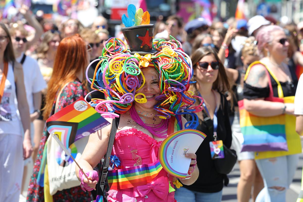 Gigi, unde e agheasma? Am asistat la Pride Vienna, unde am văzut oameni-câini, bărbați acoperiți doar cu... o șosetă, copii și mii de oameni în vestimentații excentrice