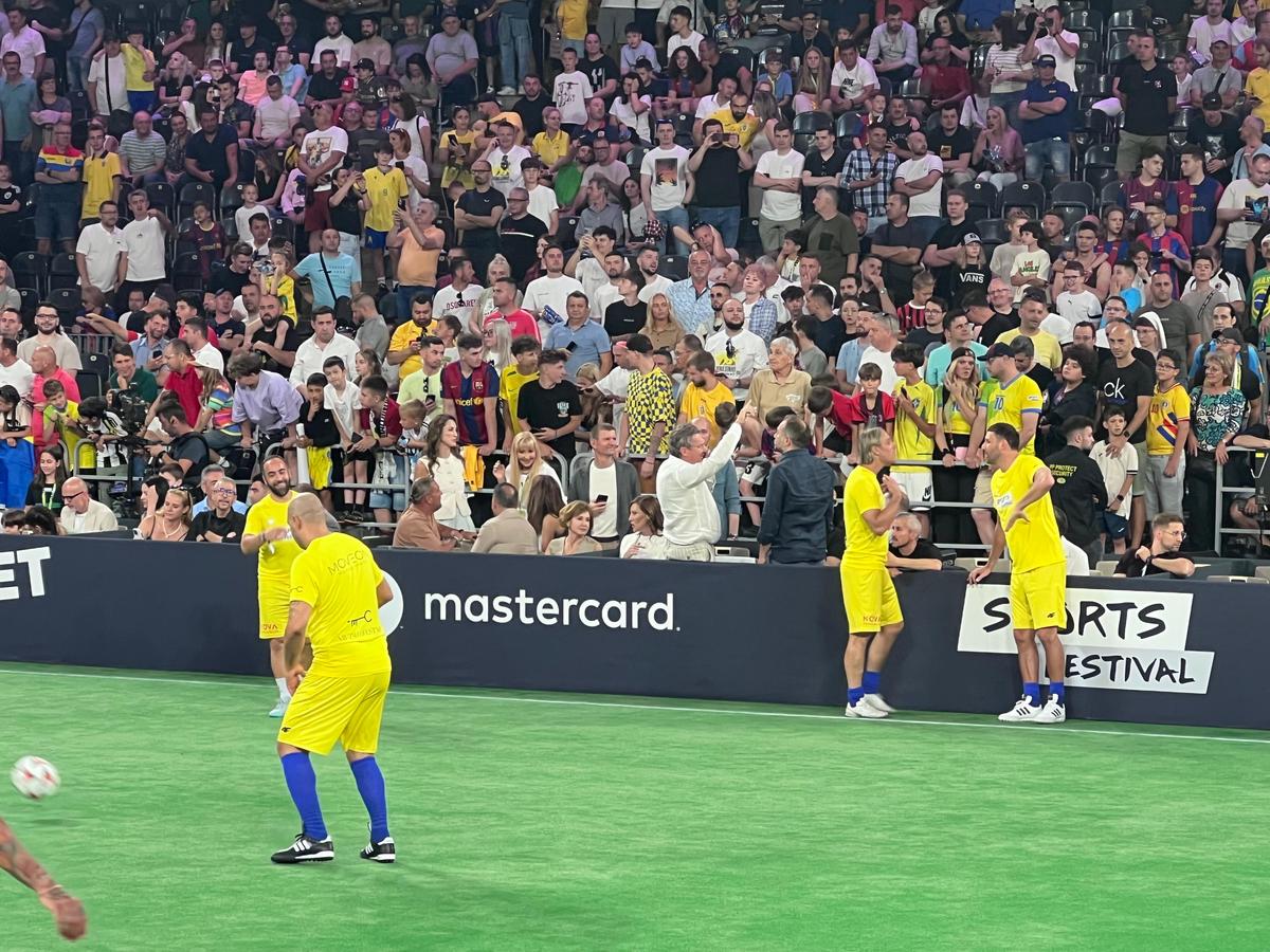 „Invitați-mă înapoi!” » La câteva ore după ce a jucat cu Adriano, Mutu și Sneijder la Cluj, Ronaldinho i-a descris pe români în 6 cuvinte