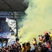Fumigene aprinse de ultrașii de la Uniți sub tricolor la meciul Spania - România, de la Euro U21. Foto: Ionuț Iordache (GSP.RO)