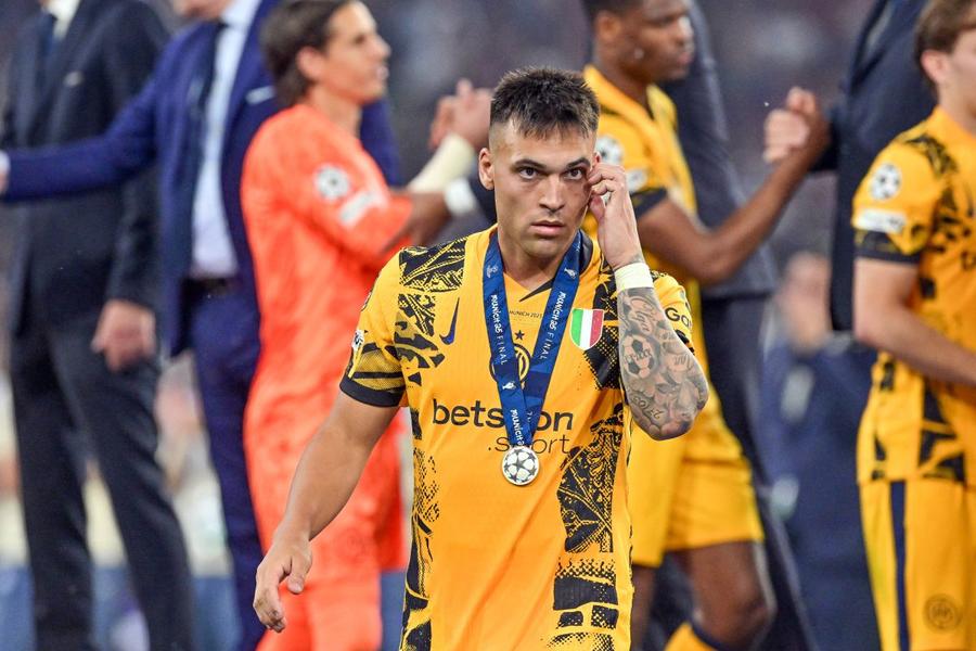 Nici căpitanul Lautaro Martinez n-a înțeles ce-a lovit-o pe Inter în finala Champions League, 0-5 cu PSG / Foto: Imago Fostul fotbalist din Superliga îi distruge pe italieni: „Aroganți. Habar nu aveau ce joacă PSG în finala Ligii!”