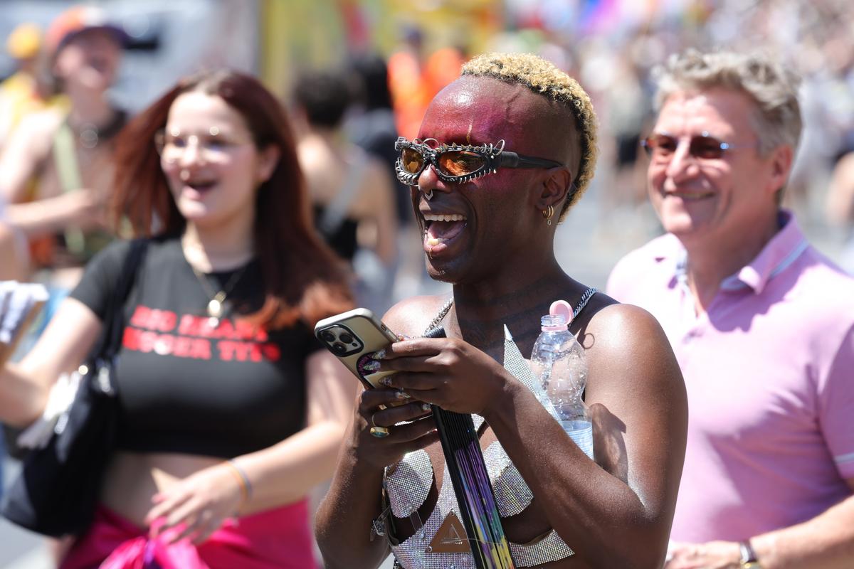Gigi, unde e agheasma? Am asistat la Pride Vienna, unde am văzut oameni-câini, bărbați acoperiți doar cu... o șosetă, copii și mii de oameni în vestimentații excentrice