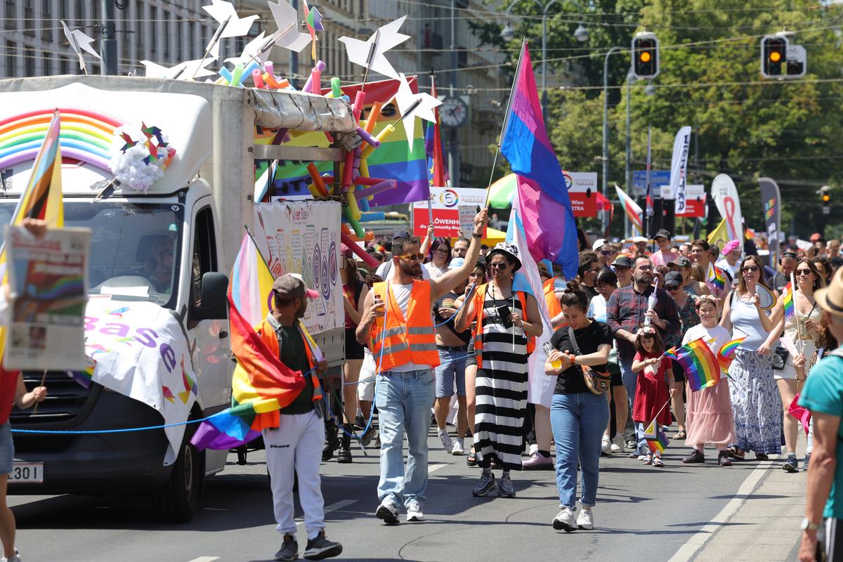 Gigi, unde e agheasma? Am asistat la Pride Vienna, unde am văzut oameni-câini, bărbați acoperiți doar cu... o șosetă, copii și mii de oameni în vestimentații excentrice