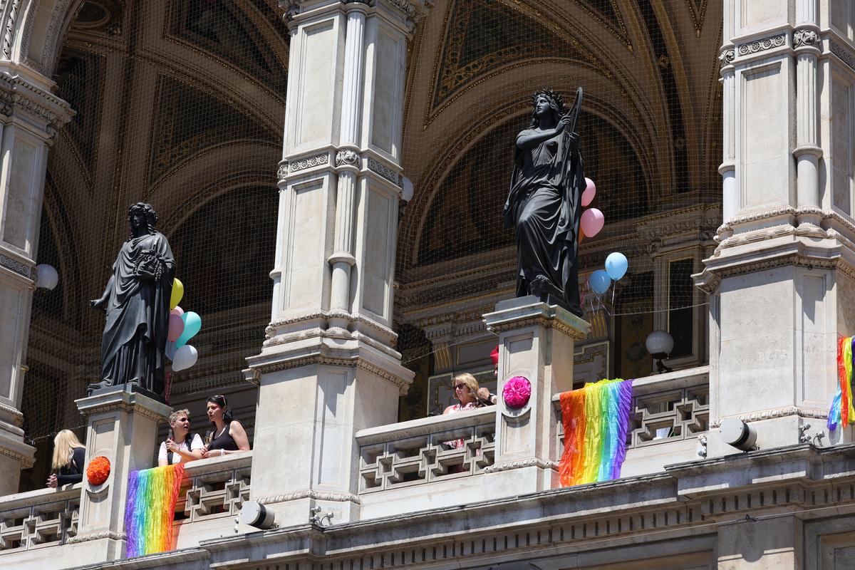 Gigi, unde e agheasma? Am asistat la Pride Vienna, unde am văzut oameni-câini, bărbați acoperiți doar cu... o șosetă, copii și mii de oameni în vestimentații excentrice