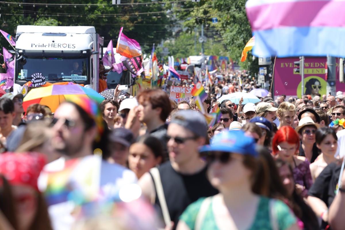Gigi, unde e agheasma? Am asistat la Pride Vienna, unde am văzut oameni-câini, bărbați acoperiți doar cu... o șosetă, copii și mii de oameni în vestimentații excentrice