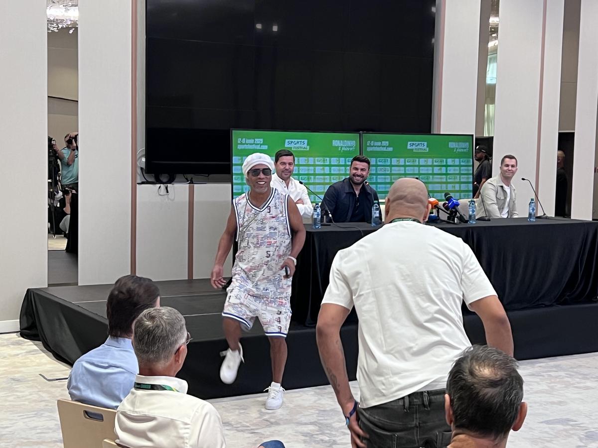 „Vrăjitorul” sfios a „topit” Clujul » După 24 de ore în România, Ronaldinho și-a spus primele impresii și a răspuns la întrebarea GSP: „Nici în cel mai îndrăzneț vis nu mă gândeam!”