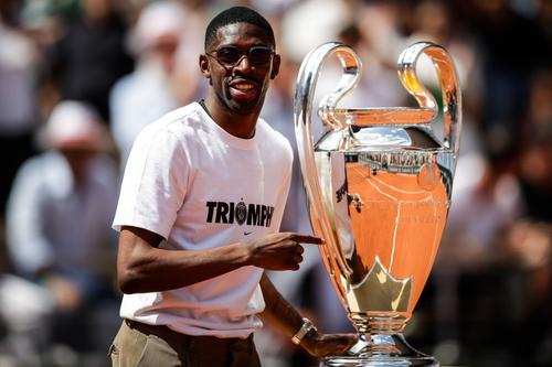 Ousmane Dembele a venit cu trofeul Champions League pe arena centrală de la Roland-Garros / Foto: Imago