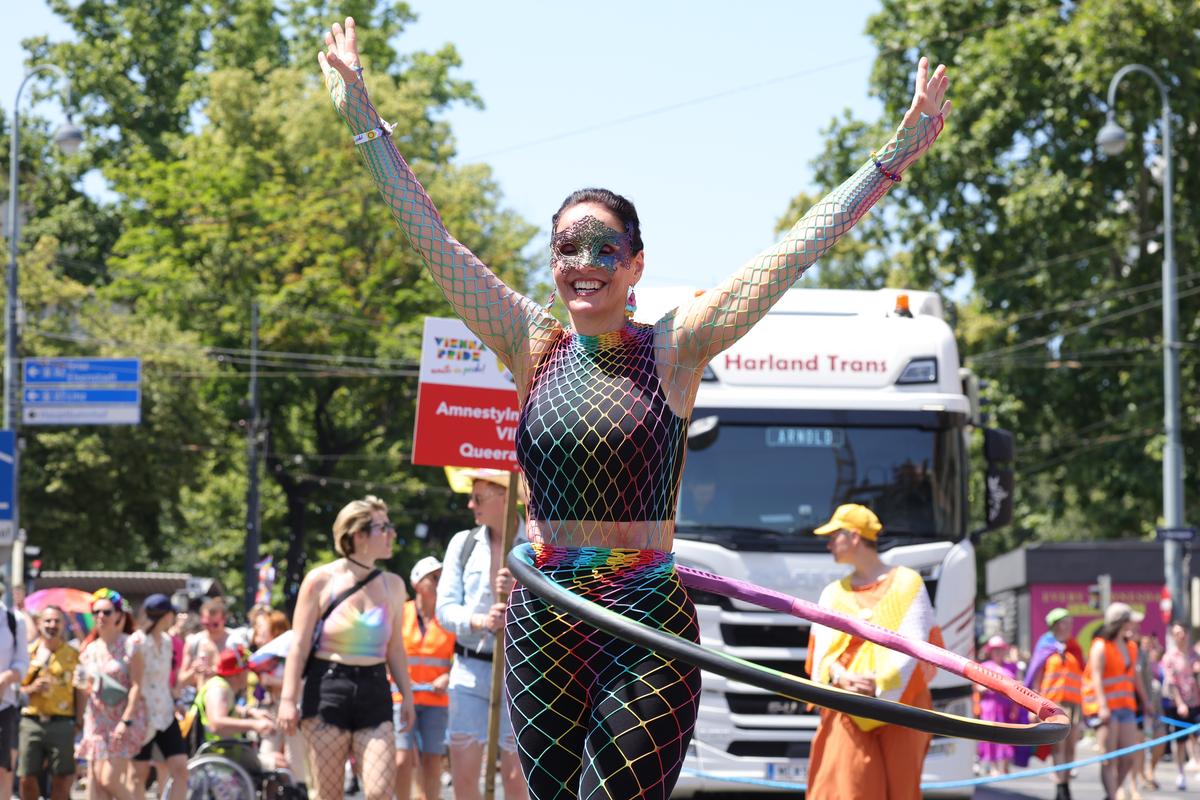 Gigi, unde e agheasma? Am asistat la Pride Vienna, unde am văzut oameni-câini, bărbați acoperiți doar cu... o șosetă, copii și mii de oameni în vestimentații excentrice