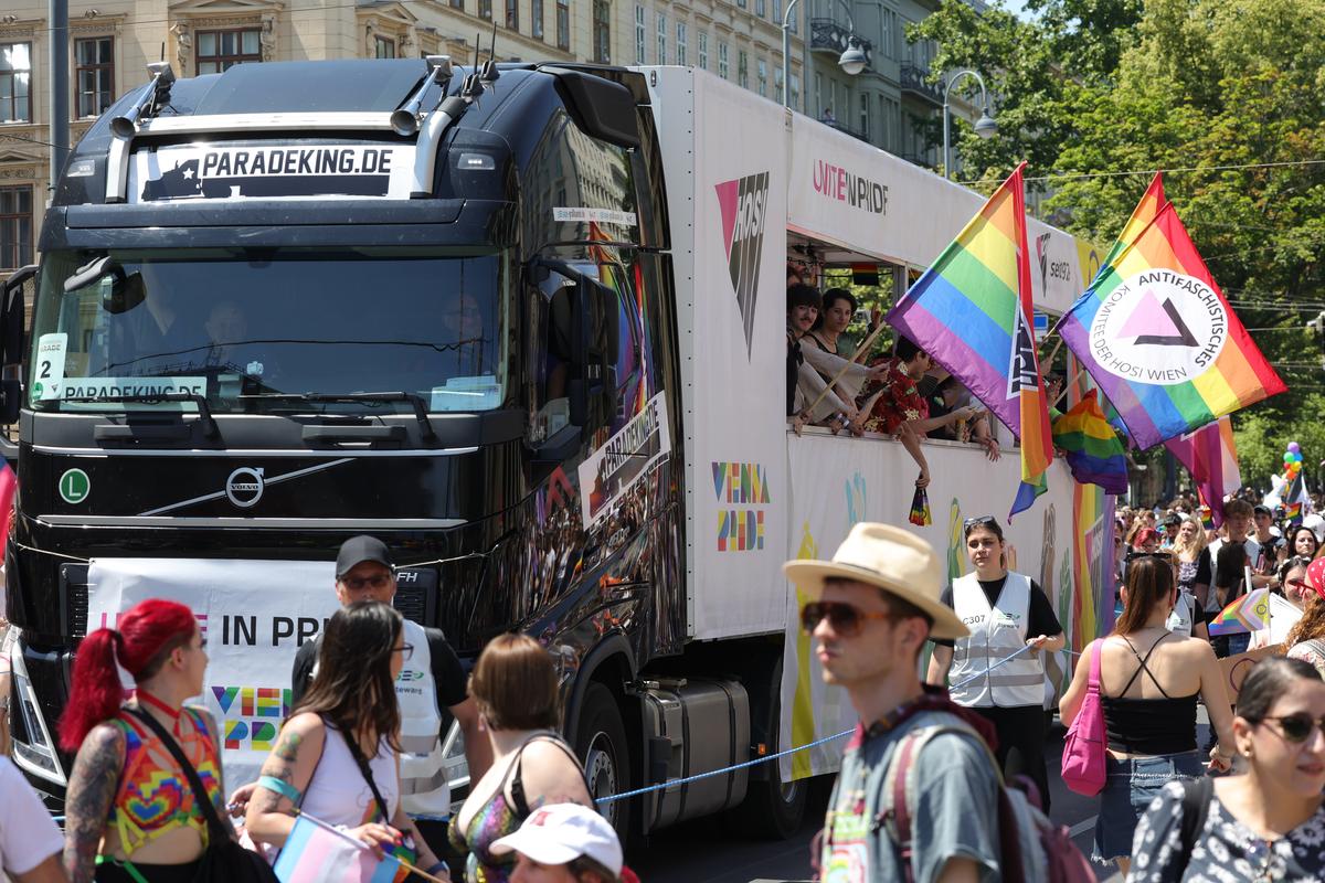 Gigi, unde e agheasma? Am asistat la Pride Vienna, unde am văzut oameni-câini, bărbați acoperiți doar cu... o șosetă, copii și mii de oameni în vestimentații excentrice