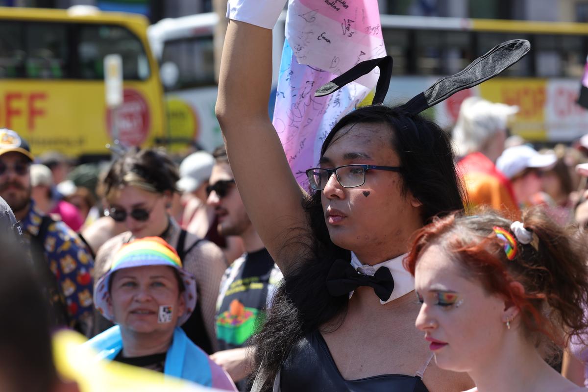 Gigi, unde e agheasma? Am asistat la Pride Vienna, unde am văzut oameni-câini, bărbați acoperiți doar cu... o șosetă, copii și mii de oameni în vestimentații excentrice