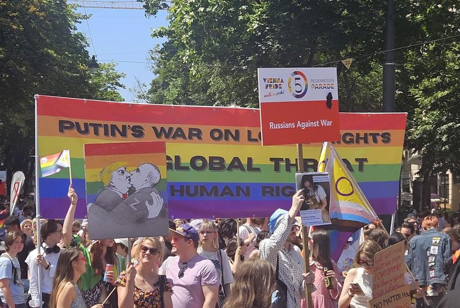 Gigi, unde e agheasma? Am asistat la Pride Vienna, unde am văzut oameni-câini, bărbați acoperiți doar cu... o șosetă, copii și mii de oameni în vestimentații excentrice