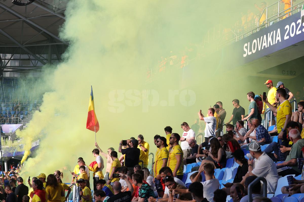 Fumigene aprinse de ultrașii de la Uniți sub tricolor la meciul Spania - România, de la Euro U21