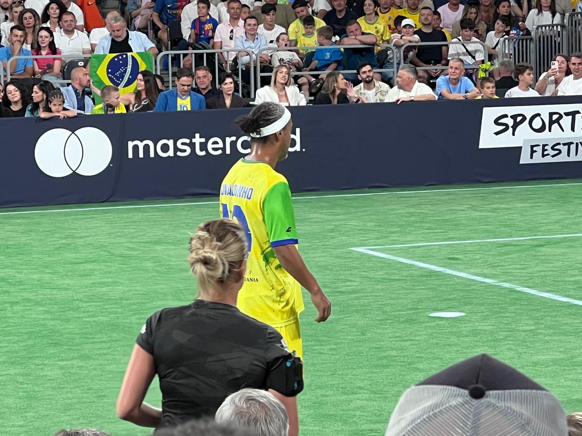 „Invitați-mă înapoi!” » La câteva ore după ce a jucat cu Adriano, Mutu și Sneijder la Cluj, Ronaldinho i-a descris pe români în 6 cuvinte