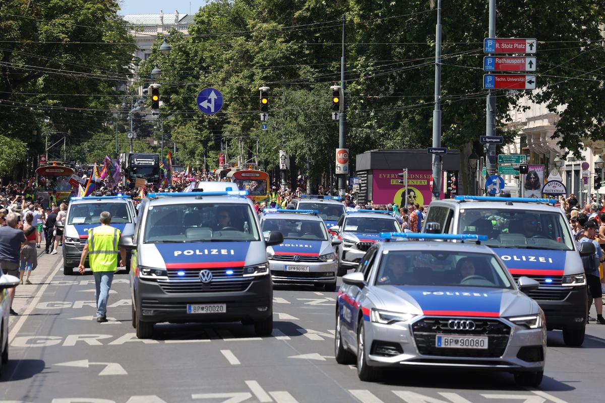 Gigi, unde e agheasma? Am asistat la Pride Vienna, unde am văzut oameni-câini, bărbați acoperiți doar cu... o șosetă, copii și mii de oameni în vestimentații excentrice