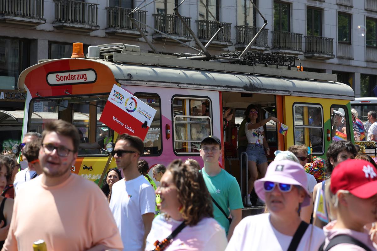 Gigi, unde e agheasma? Am asistat la Pride Vienna, unde am văzut oameni-câini, bărbați acoperiți doar cu... o șosetă, copii și mii de oameni în vestimentații excentrice