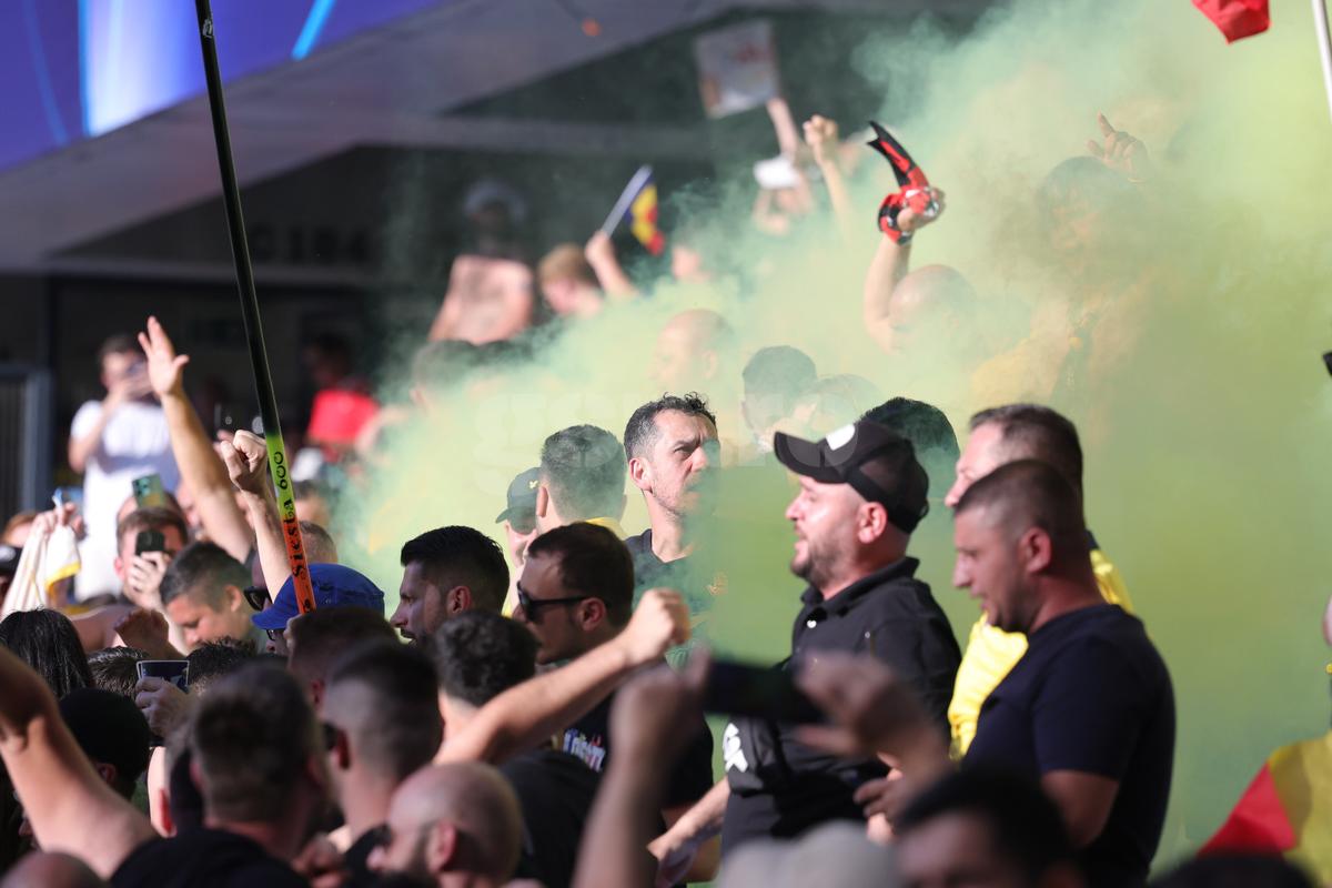 Au „colorat” stadionul din Bratislava! Ultrașii de la „Uniți sub tricolor”, show cu zeci de fumigene la meciul cu Spania