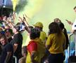 Fumigene aprinse de ultrașii de la Uniți sub tricolor la meciul Spania - România, de la Euro U21. Foto: Ionuț Iordache (GSP.RO)