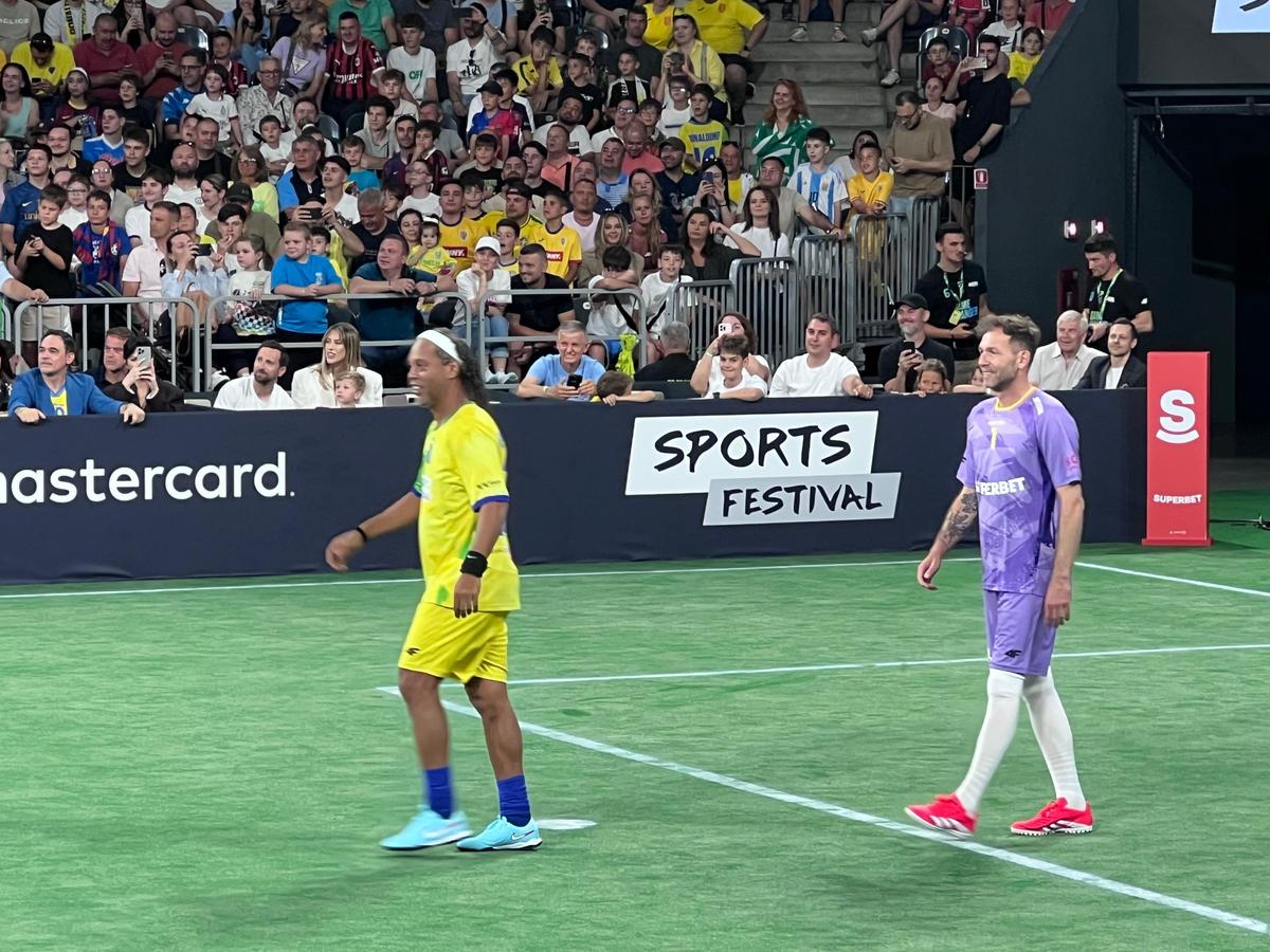 „Invitați-mă înapoi!” » La câteva ore după ce a jucat cu Adriano, Mutu și Sneijder la Cluj, Ronaldinho i-a descris pe români în 6 cuvinte