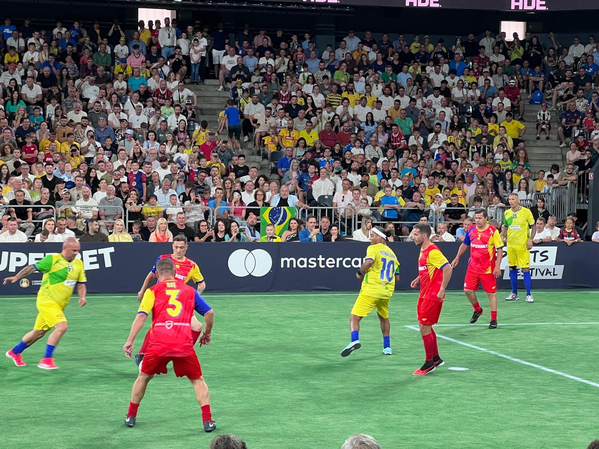 „Invitați-mă înapoi!” » La câteva ore după ce a jucat cu Adriano, Mutu și Sneijder la Cluj, Ronaldinho i-a descris pe români în 6 cuvinte