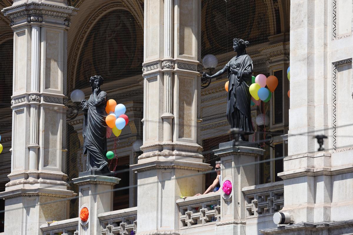 Gigi, unde e agheasma? Am asistat la Pride Vienna, unde am văzut oameni-câini, bărbați acoperiți doar cu... o șosetă, copii și mii de oameni în vestimentații excentrice
