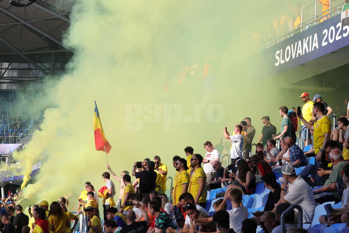 Fumigene aprinse de ultrașii de la Uniți sub tricolor la meciul Spania - România, de la Euro U21