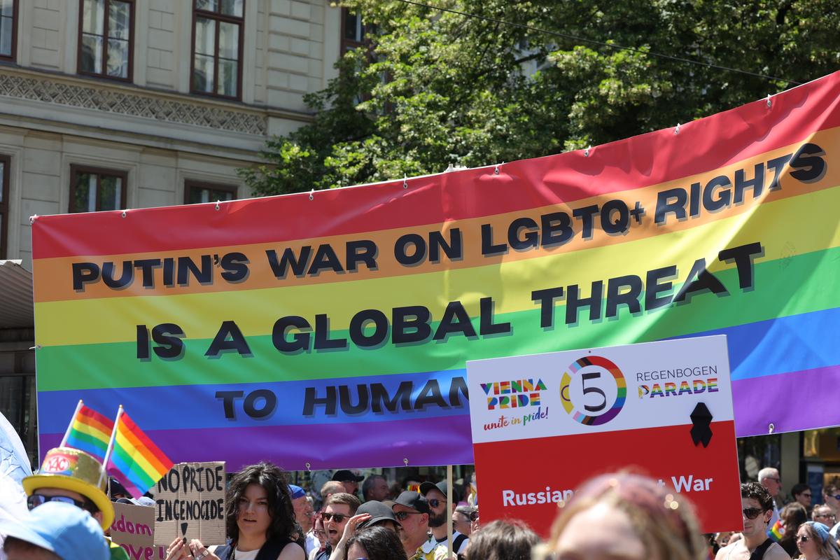 Gigi, unde e agheasma? Am asistat la Pride Vienna, unde am văzut oameni-câini, bărbați acoperiți doar cu... o șosetă, copii și mii de oameni în vestimentații excentrice