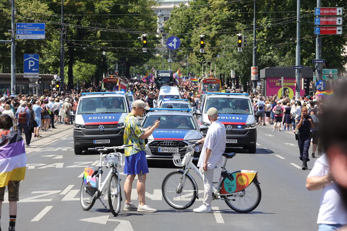 Gigi, unde e agheasma? Am asistat la Pride Vienna, unde am văzut oameni-câini, bărbați acoperiți doar cu... o șosetă, copii și mii de oameni în vestimentații excentrice